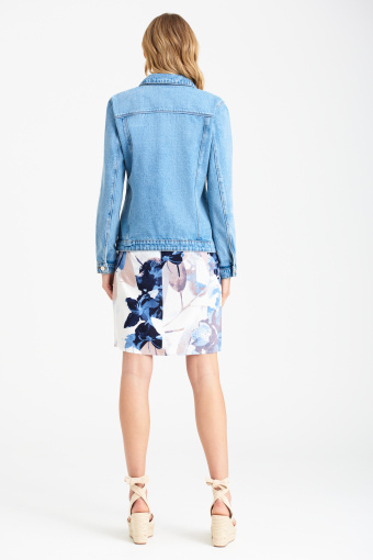 Luźna, jeansowa kurtka w jasnoniebieskim kolorze