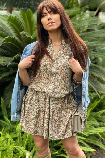 Luźna, jeansowa kurtka w jasnoniebieskim kolorze