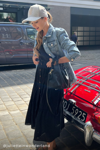 Luźna, jeansowa kurtka w jasnoniebieskim kolorze