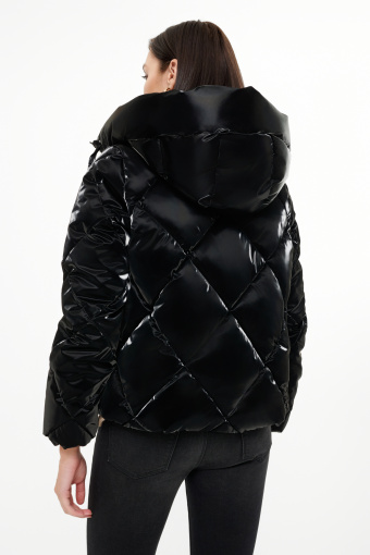 Krótka czarna kurtka z połyskiem