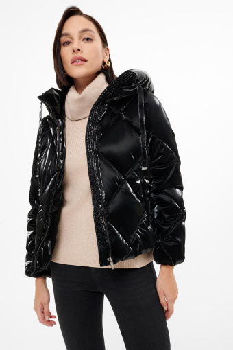 Krótka czarna kurtka z połyskiem