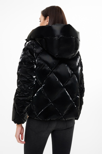 Krótka czarna kurtka z połyskiem