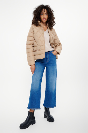 Dopasowana beżowa kurtka z pikowaniem