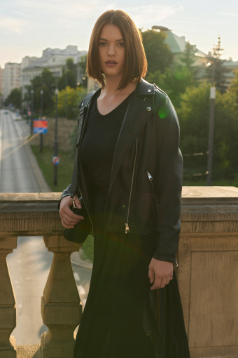 Czarna ramoneska z ekoskóry, dekoracyjne zamki