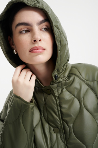 Pikowany płaszcz w kolorze ciemnej zieleni 