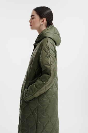 Pikowany płaszcz w kolorze ciemnej zieleni 