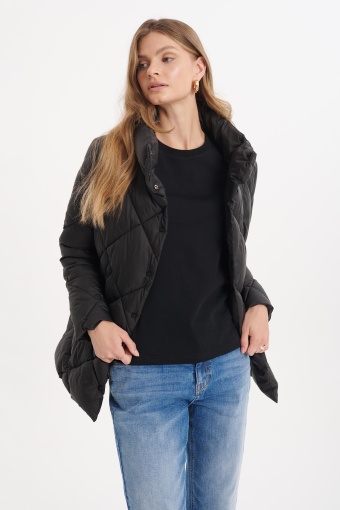 Zakładana kurtka pikowana wiązana paskiem