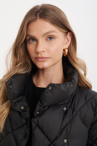 Zakładana kurtka pikowana wiązana paskiem