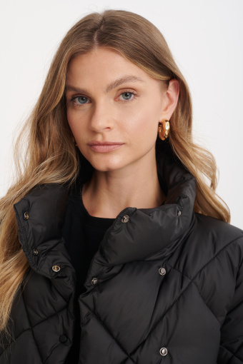 Zakładana kurtka pikowana wiązana paskiem