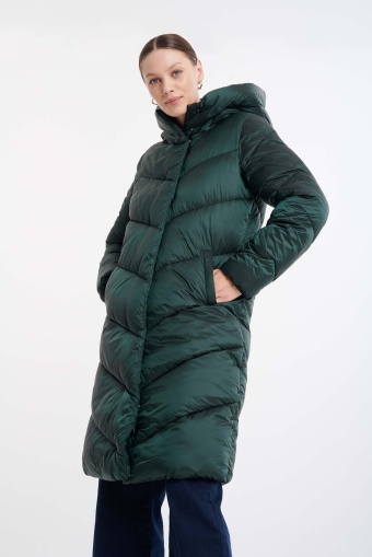 Długa kurtka z kapturem pikowana w jodełkę