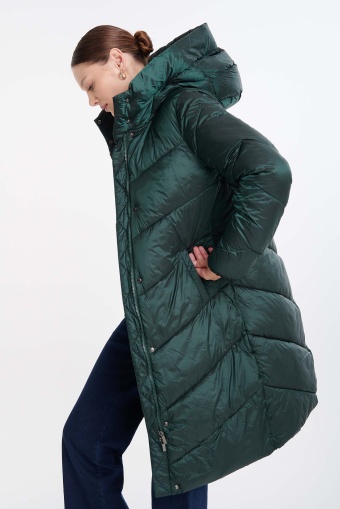 Długa kurtka z kapturem pikowana w jodełkę