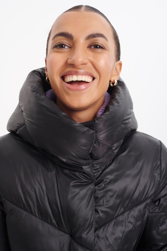 Długa kurtka z kapturem pikowana w jodełkę