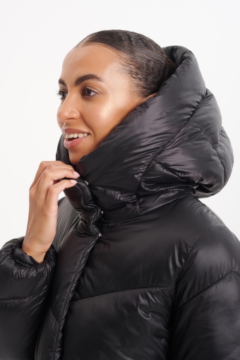 Długa kurtka z kapturem pikowana w jodełkę