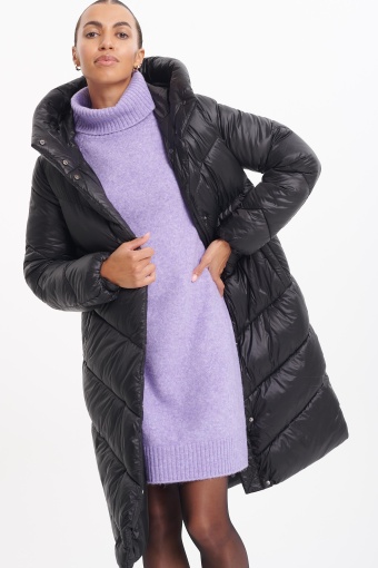 Długa kurtka z kapturem pikowana w jodełkę