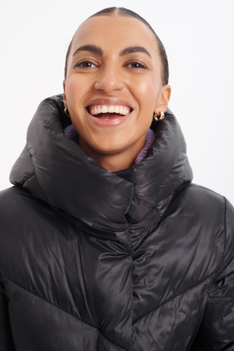 Długa kurtka z kapturem pikowana w jodełkę