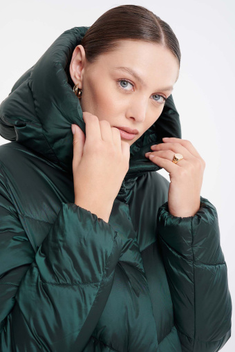 Długa kurtka z kapturem pikowana w jodełkę