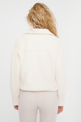 Kremowa kurtka z naszytymi kieszeniami