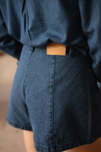 Luźne szorty w kolorze ciemnego denimu 