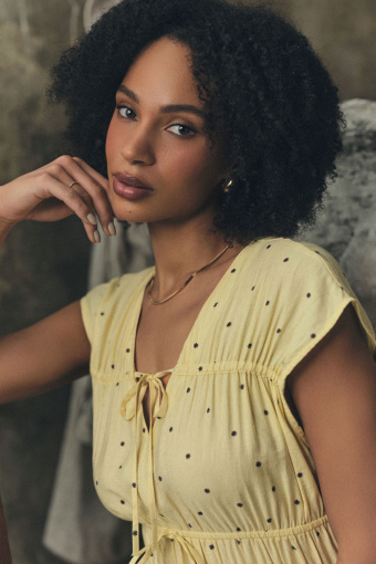 Masełkowa sukienka w drobne kropki