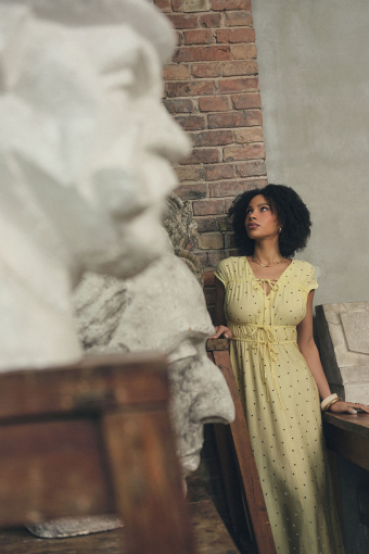 Masełkowa sukienka w drobne kropki