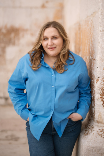 Niebieska koszula o prostym kroju 