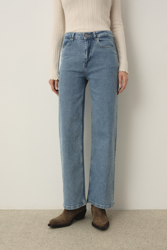 Niebieskie jeansy straight 