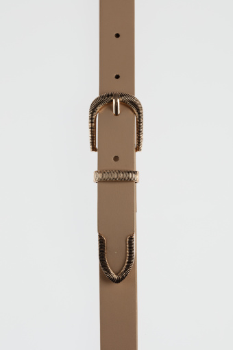 Beżowy pasek ze złotą klamrą Beżowy pasek ze złotą klamrą