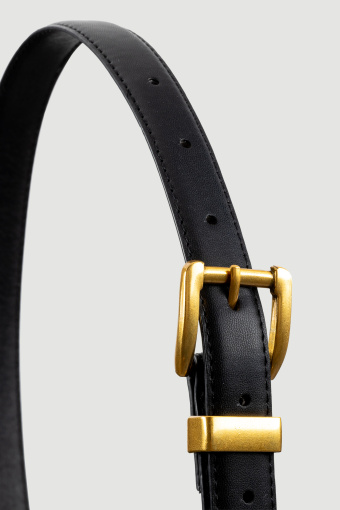 Wąski czarny pasek z matową złotą klamrą 