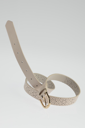 Ażurowy pasek ze złotą klamrą