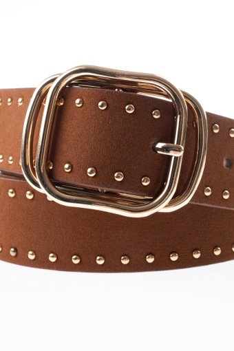 Brązowy pasek z ozdobnymi nitami