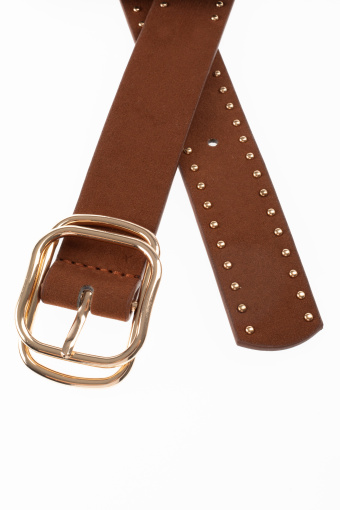 Brązowy pasek z ozdobnymi nitami