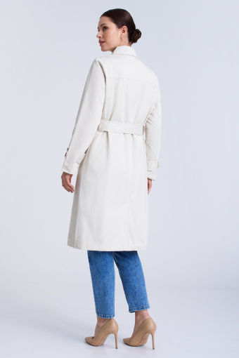 Klasyczny trencz w kremowym kolorze