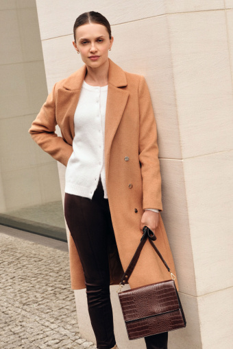 Klasyczny, wełniany płaszcz w beżowym kolorze