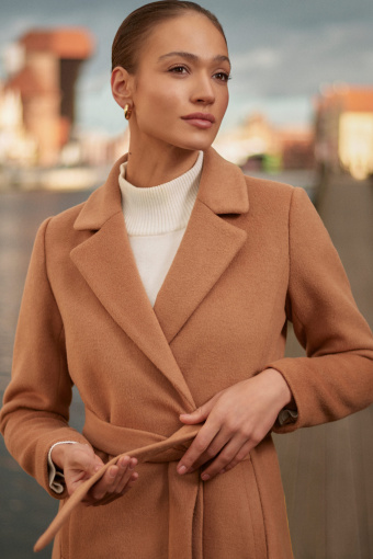 Klasyczny, wełniany płaszcz w beżowym kolorze