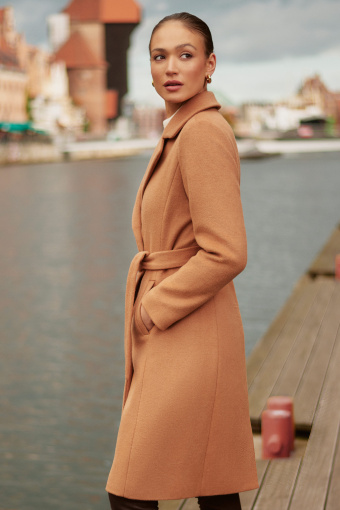 Klasyczny, wełniany płaszcz w beżowym kolorze