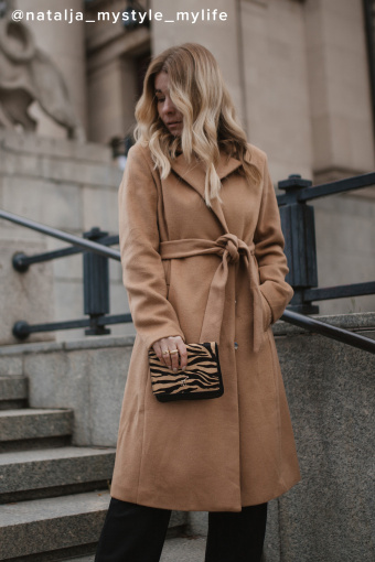 Klasyczny, wełniany płaszcz w beżowym kolorze