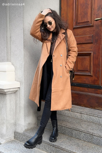 Klasyczny, wełniany płaszcz w beżowym kolorze