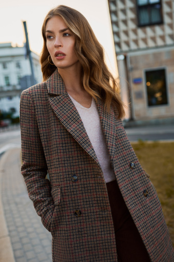 Dwurzędowy płaszcz z nadrukiem w kratę