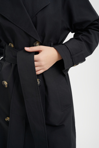 Klasyczny czarny trencz z dwurzędowym zapięciem