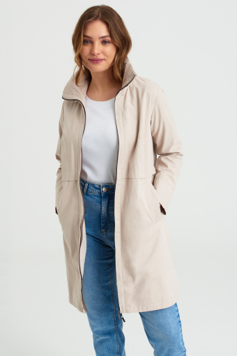 Klasyczny, beżowy płaszcz ze stójką i chowanym kapturem