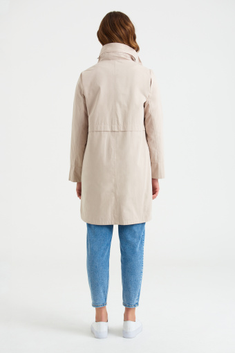 Klasyczny, beżowy płaszcz ze stójką i chowanym kapturem