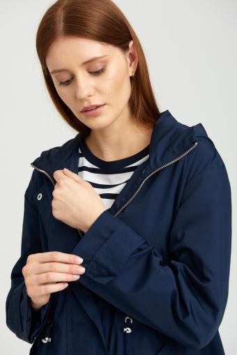 Granatowy płaszcz z kapturem