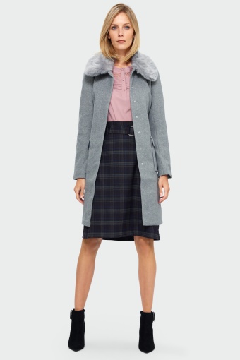 Klasyczny płaszcz z futrzanym kołnierzem