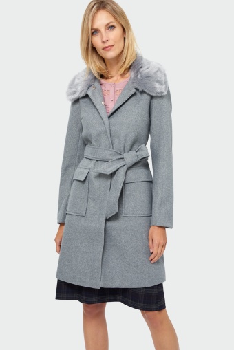 Klasyczny płaszcz z futrzanym kołnierzem