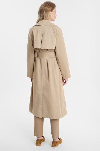 Beżowy płaszcz z efektownym kołnierzem