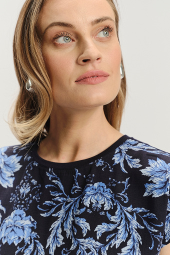Prosty top w błękitne kwiaty Prosty top w błękitne kwiaty