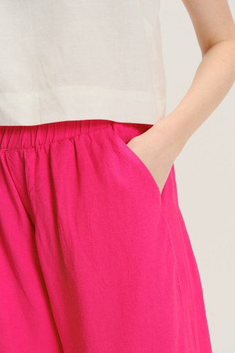 Różowe spodnie z szeroką nogawką 