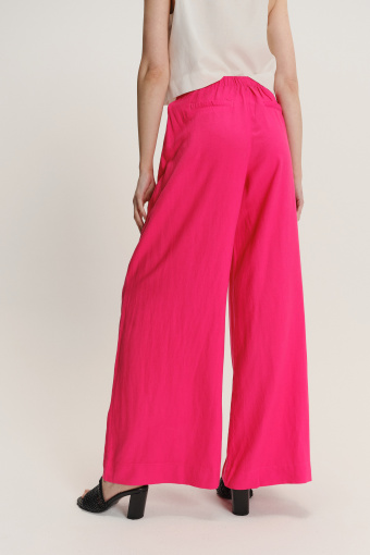 Różowe spodnie z szeroką nogawką 