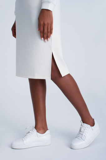 Prosta kremowa spódnica
