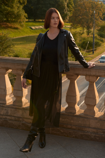 Rozkloszowana, czarna spódnica midi